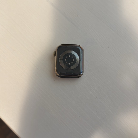 Apple Watch Series 7 (41MM, Gold Stainless Steel, GPS + Cellular) - Picture 3 of 7